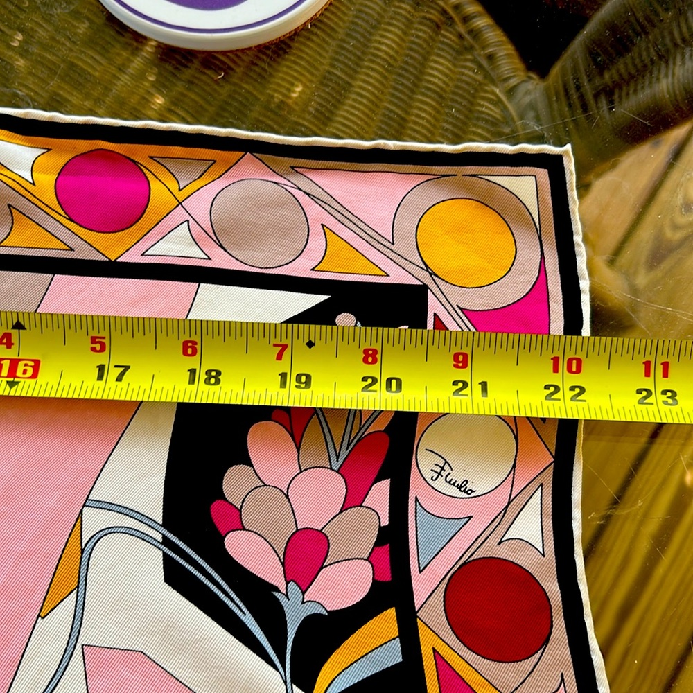 22 in.² Pucci scarf